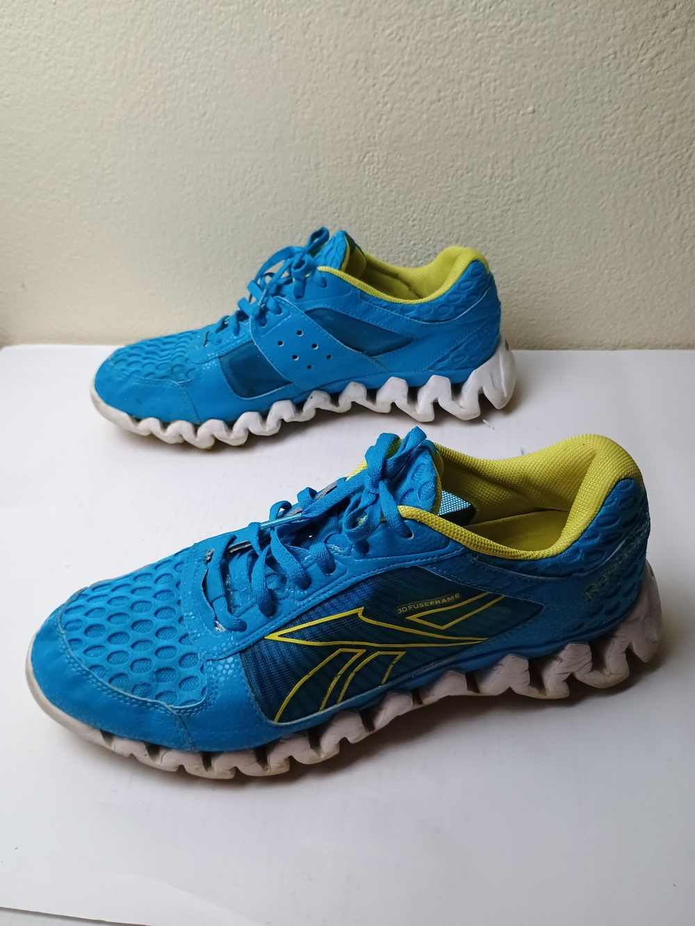 Reebok Zig Tech Shark Pursuit 360 Men's 9.5 Blue and Lime Trail Running Sneakers